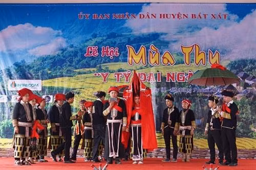 Tiết mục tái hiện đám cưới của người Dao đỏ. Ảnh Hoàng Hà