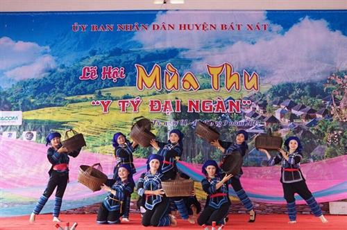 Tiết mục vui hội ngày mùa của dân tộc Hà Nhì. Ảnh Hoàng Hà Tiết mục vui hội ngày mùa của dân tộc Hà Nhì. Ảnh Hoàng Hà