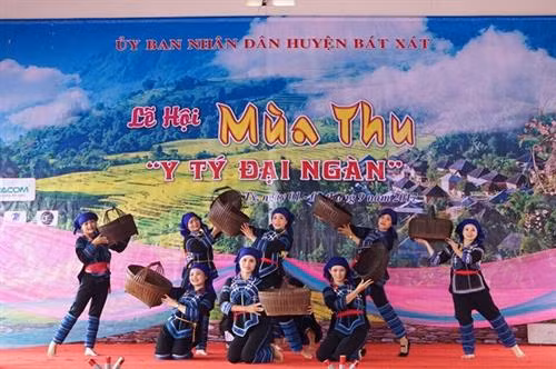 Tiết mục vui hội ngày mùa của dân tộc Hà Nhì. Ảnh Hoàng Hà