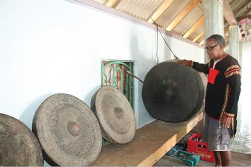 Bộ chiêng cổ của gia đình ông Y Dlum The.