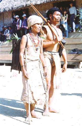 Chiếc gùi không chỉ là vật dụng có ích trong lao động mà còn được sử dụng như một đạo cụ trong các lễ hội truyền thống Chiếc gùi không chỉ là vật dụng có ích trong lao động mà còn được sử dụng như một đạo cụ trong các lễ hội truyền thống