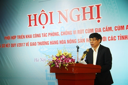 Ông Chu Phú Mỹ - Giám đốc Sở Nông nghiệp và Phát triển Nông thôn Hà Nội tiếp thu ý kiến của các đại biểu và lãnh đạo thành phố để công tác triển khai, phối hợp chống dịch cúm gia cầm giữa các tỉnh được thực hiện tốt hơn.