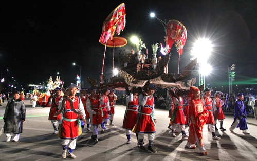 Nằm trong khuôn khổ Giỗ Tổ Hùng Vương - Lễ hội Đền Hùng 2017, tối 1/4/2017, Lễ hội dân gian đường phố Việt Trì năm 2017 diễn ra tưng bừng tại Quảng trường công viên Văn Lang (Phú Thọ). Ngay sau lễ hội là chương trình nghệ thuật chào mừng Giỗ Tổ.