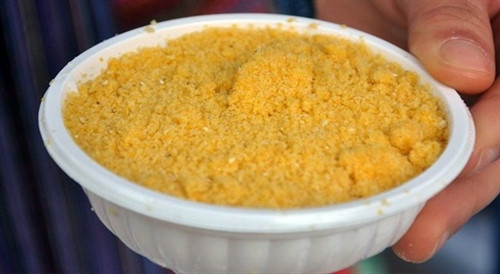 Ngô được xay nhỏ, mịn để làm mèn mén. Ảnh: Đỗ Thảo