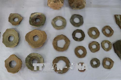 Các hiện vật được trưng bày tại hội nghị. Ảnh: Quốc Dũng – TTXVN