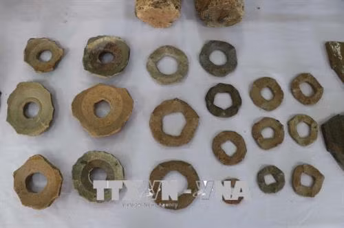 Các hiện vật được trưng bày tại hội nghị. Ảnh: Quốc Dũng – TTXVN