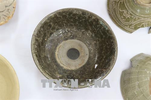 Các hiện vật được trưng bày tại hội nghị. Ảnh: Quốc Dũng – TTXVN