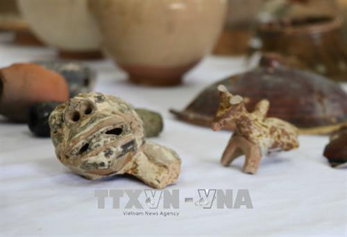 Các hiện vật được trưng bày tại hội nghị. Ảnh: Quốc Dũng – TTXVN