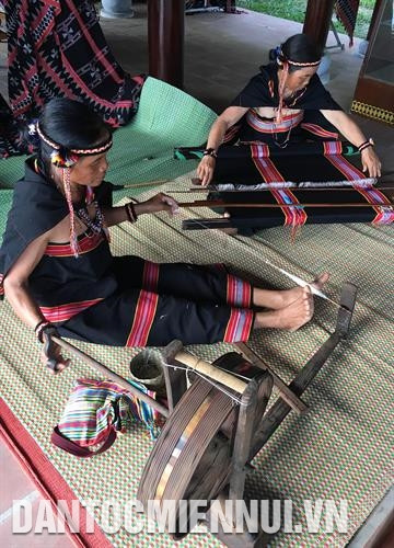 Trình diễn quay sợi, dệt thổ cẩm của dân tộc Gié Triêng (Kon Tum). Ảnh: Hồ Cầu Trình diễn quay sợi, dệt thổ cẩm của dân tộc Gié Triêng (Kon Tum). Ảnh: Hồ Cầu