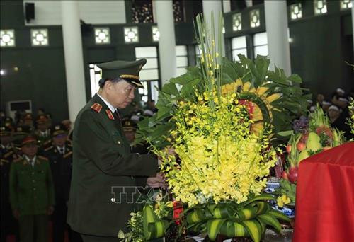 Nhà tang lễ quốc gia, số 5 Trần Thánh Tông (Hà Nội), nơi tổ chức Quốc tang Chủ tịch nước Trần Đại Quang. Ảnh: TTXVN Đồng chí Trương Hoà Bình, Ủy viên Bộ Chính trị, Phó Thủ tướng thường trực Chính phủ đọc Tiểu sử Chủ tịch nước Trần Đại Quang và danh sách Ban Lễ tang. Ảnh: TTXVN Ông Trần Quân, con trai trưởng của Chủ tịch nước Trần Đại Quang thắp nén hương viếng Cha. Ảnh: TTXVN Đoàn gia đình, họ hàng nội ngoại viếng Chủ tịch nước Trần Đại Quang. Ảnh: Nhan Sáng – TTXVN Đoàn Ban Chấp hành Trung ương Đảng Cộng sản Việt Nam, do đồng chí Nguyễn Phú Trọng, Tổng Bí thư Ban Chấp hành Trung ương Đảng làm Trưởng đoàn, viếng Chủ tịch nước Trần Đại Quang. Ảnh: TTXVN Tổng Bí thư Nguyễn Phú Trọng ghi sổ tang. Ảnh: TTXVN Đoàn Chính phủ nước Cộng hòa XHCN Việt Nam, do đồng chí Nguyễn Xuân Phúc, Ủy viên Bộ Chính trị, Thủ tướng Chính phủ làm Trưởng đoàn, viếng Chủ tịch nước Trần Đại Quang. Ảnh: Nhan Sáng – TTXVN Thủ tướng Nguyễn Xuân Phúc chia buồn cùng tang quyến Chủ tịch nước Trần Đại Quang. Ảnh: TTXVN Nguyên Ủy viên Bộ Chính trị, nguyên Chủ tịch nước Trần Đức Lương (bên trái) và nguyên Ủy viên Bộ Chính trị, nguyên Thủ tướng Chính phủ Nguyễn Tấn Dũng (bên phải) ghi sổ tang. Ảnh: TTXVN Đoàn Quốc hội nước Cộng hòa XHCN Việt Nam, do đồng chí Nguyễn Thị Kim Ngân, Ủy viên Bộ Chính trị, Chủ tịch Quốc hội làm Trưởng đoàn, viếng Chủ tịch nước Trần Đại Quang. Ảnh: Nhan Sáng – TTXVN Đồng chí Tòng Thị Phóng (bên trái), Ủy viên Bộ Chính trị, Phó Chủ tịch thường trực Quốc hội và đồng chí Đặng Thị Ngọc Thịnh, Ủy viên Trung ương Đảng, Quyền Chủ tịch nước chia buồn cùng tang quyến Chủ tịch nước Trần Đại Quang. Ảnh: TTXVN Đoàn Văn phòng Chủ tịch nước Cộng hòa XHCN Việt Nam, do đồng chí Đặng Thị Ngọc Thịnh, Ủy viên Trung ương Đảng, Quyền Chủ tịch nước làm Trưởng đoàn, viếng Chủ tịch nước Trần Đại Quang. Ảnh: Nhan Sáng – TTXVN Đoàn Ủy ban Trung ương Mặt trận Tổ quốc Việt Nam, do đồng chí Hầu A Lềnh, Ủy viên Trung ương Đảng, Phó Chủ tịch, Tổng Thư ký UBTƯ MTTQ Việt Nam làm Trưởng đoàn, viếng Chủ tịch nước Trần Đại Quang. Ảnh: TTXVN Đoàn Ban Dân vận Trung ương, do đồng chí Trương Thị Mai, Ủy viên Bộ Chính trị, Bí thư Trung ương Đảng, Trưởng Ban Dân vận Trung ương làm Trưởng đoàn, viếng Chủ tịch nước Trần Đại Quang. Ảnh: TTXVN Đoàn Ban Tổ chức Trung ương, do đồng chí Phạm Minh Chính, Ủy viên Bộ Chính trị, Bí thư Trung ương Đảng, Trưởng Ban Tổ chức Trung ương làm Trưởng đoàn, viếng Chủ tịch nước Trần Đại Quang. Ảnh: Nhan Sáng – TTXVN Đoàn Đảng ủy Công an Trung ương, Bộ Công an, do Thượng tướng Tô Lâm, Ủy viên Bộ Chính trị, Bí thư Đảng ủy Công an Trung ương, Bộ trưởng Bộ Công an làm Trưởng đoàn, viếng Chủ tịch nước Trần Đại Quang. Ảnh: TTXVN Đoàn Quân ủy Trung ương, Bộ Quốc phòng, do đồng chí Ngô Xuân Lịch, Ủy viên Bộ Chính trị, Phó Bí thư Quân ủy Trung ương, Bộ trưởng Bộ Quốc phòng làm Trưởng đoàn, viếng Chủ tịch nước Trần Đại Quang. Ảnh: TTXVN Đoàn Thành ủy, HĐND, UBND, Ủy ban MTTQ Việt Nam TP Hà Nội, do đồng chí Hoàng Trung Hải, Ủy viên Bộ Chính trị, Bí thư Thành uỷ Hà Nội làm Trưởng đoàn, viếng Chủ tịch nước Trần Đại Quang. Ảnh: Nhan Sáng – TTXVN Đoàn Tỉnh ủy, HĐND, UBND, Ủy ban Mặt trận Tổ quốc Việt Nam tỉnh Ninh Bình, do đồng chí Nguyễn Thị Thanh, Ủy viên Trung ương Đảng, Bí thư Tỉnh ủy Ninh Bình làm Trưởng đoàn, viếng Chủ tịch nước Trần Đại Quang. Ảnh: Nhan Sáng – TTXVN Nhà tang lễ quốc gia, số 5 Trần Thánh Tông (Hà Nội), nơi tổ chức Quốc tang Chủ tịch nước Trần Đại Quang. Ảnh: TTXVN Đồng chí Trương Hoà Bình, Ủy viên Bộ Chính trị, Phó Thủ tướng thường trực Chính phủ đọc Tiểu sử Chủ tịch nước Trần Đại Quang và danh sách Ban Lễ tang. Ảnh: TTXVN Ông Trần Quân, con trai trưởng của Chủ tịch nước Trần Đại Quang thắp nén hương viếng Cha. Ảnh: TTXVN Đoàn gia đình, họ hàng nội ngoại viếng Chủ tịch nước Trần Đại Quang. Ảnh: Nhan Sáng – TTXVN Đoàn Ban Chấp hành Trung ương Đảng Cộng sản Việt Nam, do đồng chí Nguyễn Phú Trọng, Tổng Bí thư Ban Chấp hành Trung ương Đảng làm Trưởng đoàn, viếng Chủ tịch nước Trần Đại Quang. Ảnh: TTXVN Tổng Bí thư Nguyễn Phú Trọng ghi sổ tang. Ảnh: TTXVN Đoàn Chính phủ nước Cộng hòa XHCN Việt Nam, do đồng chí Nguyễn Xuân Phúc, Ủy viên Bộ Chính trị, Thủ tướng Chính phủ làm Trưởng đoàn, viếng Chủ tịch nước Trần Đại Quang. Ảnh: Nhan Sáng – TTXVN Thủ tướng Nguyễn Xuân Phúc chia buồn cùng tang quyến Chủ tịch nước Trần Đại Quang. Ảnh: TTXVN Nguyên Ủy viên Bộ Chính trị, nguyên Chủ tịch nước Trần Đức Lương (bên trái) và nguyên Ủy viên Bộ Chính trị, nguyên Thủ tướng Chính phủ Nguyễn Tấn Dũng (bên phải) ghi sổ tang. Ảnh: TTXVN Đoàn Quốc hội nước Cộng hòa XHCN Việt Nam, do đồng chí Nguyễn Thị Kim Ngân, Ủy viên Bộ Chính trị, Chủ tịch Quốc hội làm Trưởng đoàn, viếng Chủ tịch nước Trần Đại Quang. Ảnh: Nhan Sáng – TTXVN Đồng chí Tòng Thị Phóng (bên trái), Ủy viên Bộ Chính trị, Phó Chủ tịch thường trực Quốc hội và đồng chí Đặng Thị Ngọc Thịnh, Ủy viên Trung ương Đảng, Quyền Chủ tịch nước chia buồn cùng tang quyến Chủ tịch nước Trần Đại Quang. Ảnh: TTXVN Đoàn Văn phòng Chủ tịch nước Cộng hòa XHCN Việt Nam, do đồng chí Đặng Thị Ngọc Thịnh, Ủy viên Trung ương Đảng, Quyền Chủ tịch nước làm Trưởng đoàn, viếng Chủ tịch nước Trần Đại Quang. Ảnh: Nhan Sáng – TTXVN Đoàn Ủy ban Trung ương Mặt trận Tổ quốc Việt Nam, do đồng chí Hầu A Lềnh, Ủy viên Trung ương Đảng, Phó Chủ tịch, Tổng Thư ký UBTƯ MTTQ Việt Nam làm Trưởng đoàn, viếng Chủ tịch nước Trần Đại Quang. Ảnh: TTXVN Đoàn Ban Dân vận Trung ương, do đồng chí Trương Thị Mai, Ủy viên Bộ Chính trị, Bí thư Trung ương Đảng, Trưởng Ban Dân vận Trung ương làm Trưởng đoàn, viếng Chủ tịch nước Trần Đại Quang. Ảnh: TTXVN Đoàn Ban Tổ chức Trung ương, do đồng chí Phạm Minh Chính, Ủy viên Bộ Chính trị, Bí thư Trung ương Đảng, Trưởng Ban Tổ chức Trung ương làm Trưởng đoàn, viếng Chủ tịch nước Trần Đại Quang. Ảnh: Nhan Sáng – TTXVN Đoàn Đảng ủy Công an Trung ương, Bộ Công an, do Thượng tướng Tô Lâm, Ủy viên Bộ Chính trị, Bí thư Đảng ủy Công an Trung ương, Bộ trưởng Bộ Công an làm Trưởng đoàn, viếng Chủ tịch nước Trần Đại Quang. Ảnh: TTXVN Đoàn Quân ủy Trung ương, Bộ Quốc phòng, do đồng chí Ngô Xuân Lịch, Ủy viên Bộ Chính trị, Phó Bí thư Quân ủy Trung ương, Bộ trưởng Bộ Quốc phòng làm Trưởng đoàn, viếng Chủ tịch nước Trần Đại Quang. Ảnh: TTXVN Đoàn Thành ủy, HĐND, UBND, Ủy ban MTTQ Việt Nam TP Hà Nội, do đồng chí Hoàng Trung Hải, Ủy viên Bộ Chính trị, Bí thư Thành uỷ Hà Nội làm Trưởng đoàn, viếng Chủ tịch nước Trần Đại Quang. Ảnh: Nhan Sáng – TTXVN Đoàn Tỉnh ủy, HĐND, UBND, Ủy ban Mặt trận Tổ quốc Việt Nam tỉnh Ninh Bình, do đồng chí Nguyễn Thị Thanh, Ủy viên Trung ương Đảng, Bí thư Tỉnh ủy Ninh Bình làm Trưởng đoàn, viếng Chủ tịch nước Trần Đại Quang. Ảnh: Nhan Sáng – TTXVN