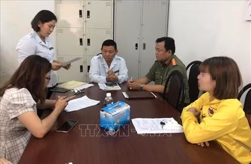 Phạt cô gái chia sẻ thông tin sai sự thật về dịch COVID-19. Ảnh: Nguyễn Thanh Liêm - TTXVN