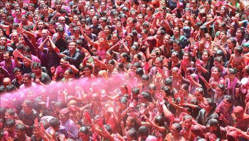Người dân tham gia lễ hội Holi tại Ahmedabad , Ấn Độ ngày 20/3/2019. Ảnh: AFP/ TTXVN Trẻ em ném bột màu trong lễ hội Holi tại đền Kalupur Swaminarayan ở Ahmedabad, Ấn Độ, ngày 20/3/2019. Ảnh: AFP/ TTXVN Người dân ném bột màu trong lễ hội Holi tại đền Kalupur Swaminarayan ở Ahmedabad, Ấn Độ, ngày 20/3/2019. Ảnh: AFP/ TTXVN Trẻ em ném bột màu trong lễ hội Holi ở Jammu, thủ phủ mùa đông của khu vực Kashmir do Ấn Độ kiểm soát, ngày 20/3/2019. Ảnh: THX/ TTXVN Trẻ em tham gia lễ hội Holi ở Jammu, thủ phủ mùa đông của khu vực Kashmir do Ấn Độ kiểm soát, ngày 20/3/2019. Ảnh: THX/ TTXVN Người dân tham gia lễ hội Holi tại Ahmedabad , Ấn Độ ngày 20/3/2019. Ảnh: AFP/ TTXVN Trẻ em ném bột màu trong lễ hội Holi tại đền Kalupur Swaminarayan ở Ahmedabad, Ấn Độ, ngày 20/3/2019. Ảnh: AFP/ TTXVN Người dân ném bột màu trong lễ hội Holi tại đền Kalupur Swaminarayan ở Ahmedabad, Ấn Độ, ngày 20/3/2019. Ảnh: AFP/ TTXVN Trẻ em ném bột màu trong lễ hội Holi ở Jammu, thủ phủ mùa đông của khu vực Kashmir do Ấn Độ kiểm soát, ngày 20/3/2019. Ảnh: THX/ TTXVN Trẻ em tham gia lễ hội Holi ở Jammu, thủ phủ mùa đông của khu vực Kashmir do Ấn Độ kiểm soát, ngày 20/3/2019. Ảnh: THX/ TTXVN