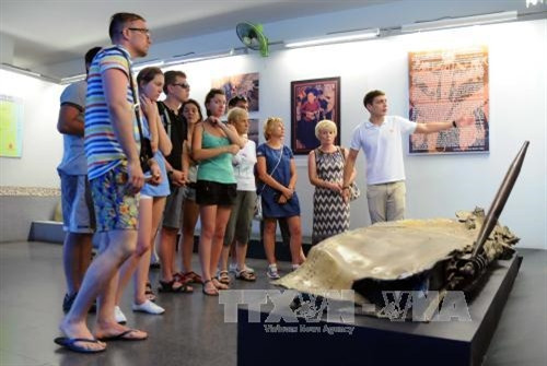 Du khách quốc tế tham quan Bảo tàng chứng tích chiến tranh. Ảnh: An Hiếu – TTXVN Du khách quốc tế tham quan Bảo tàng chứng tích chiến tranh. Ảnh: An Hiếu – TTXVN