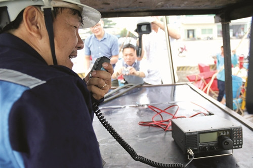 Kiểm tra lắp đặt thiết bị an toàn nghề cá cho ngư dân Bình Thuận