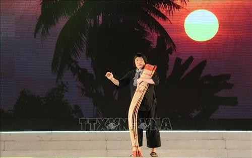 Một tiết mục tại chương trình. Ảnh: Hồng Thái – TTXVN Một tiết mục tại chương trình. Ảnh: Hồng Thái – TTXVN