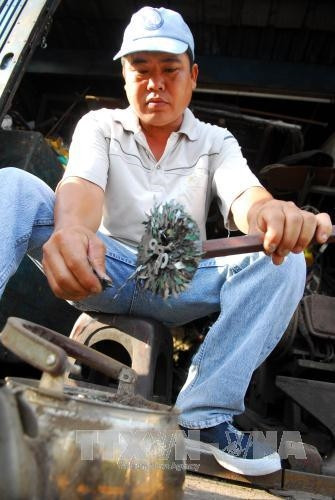 Sau hơn một tiếng đi bộ trên quốc lộ 1, anh Phong đã hút được hàng trăm miếng thép. Ảnh: Mạnh Linh - TTXVN.