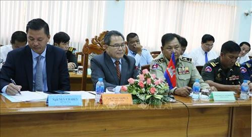 Tỉnh trưởng tỉnh Kandal (Campuchia) Mao Phirun (thứ 2 trái qua) phát biểu tại hội nghị. Ảnh: Vương Thoại Trung – TTXVN Tỉnh trưởng tỉnh Kandal (Campuchia) Mao Phirun (thứ 2 trái qua) phát biểu tại hội nghị. Ảnh: Vương Thoại Trung – TTXVN