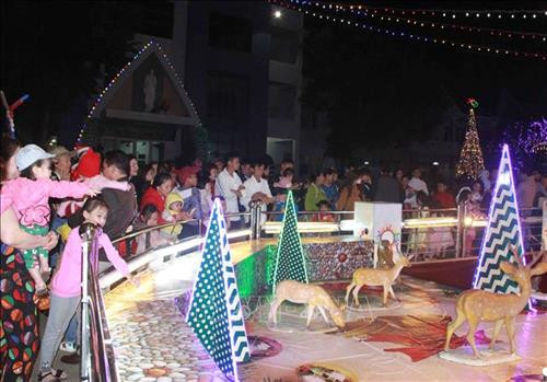 Người dân thành phố Buôn Ma Thuột tại Nhà thờ Chính tòa Buôn Ma Thuột. Ảnh: Phạm Cường-TTXVN