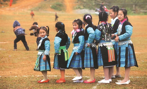 Trẻ em diện quần áo mới, chơi các trò chơi dân gian Trẻ em diện quần áo mới, chơi các trò chơi dân gian