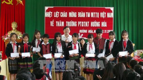Trao tặng quà cho học sinh trường dân tộc nội trú Hướng Hóa. Ảnh: Thanh Thủy-TTXVN Trao tặng quà cho học sinh trường dân tộc nội trú Hướng Hóa. Ảnh: Thanh Thủy-TTXVN