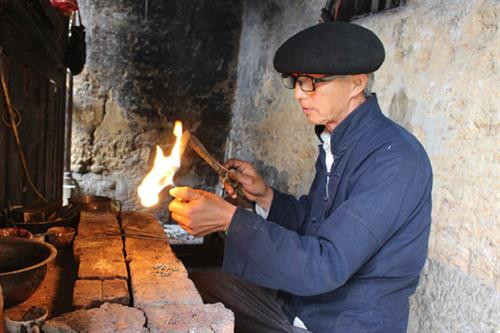 Ông Mua Sè Sính chế tác bạc thành các sản phẩm.