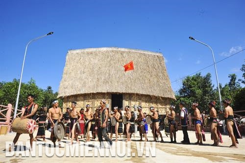 Các nam thanh, nữ tú đánh chiêng, nổi trống và cùng nhịp xoang ăn mừng nhà Rông mới. Ảnh: Dư Toán