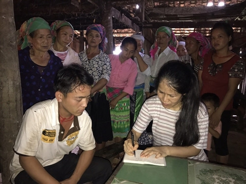 Phóng viên Báo Cao Bằng đến nhà anh Lý Văn Dẩư, xóm Lũng Khỉnh, xã Đa Thông (Thông Nông) hỏi thăm, chia buồn và nắm thông tin.