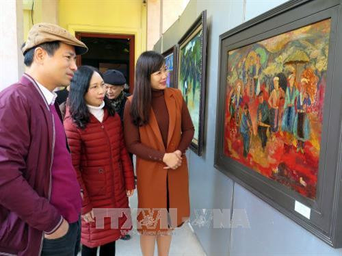 Các đại biểu tham quan triển lãm. Ảnh: Quân Trang-TTXVN Các đại biểu tham quan triển lãm. Ảnh: Quân Trang-TTXVN