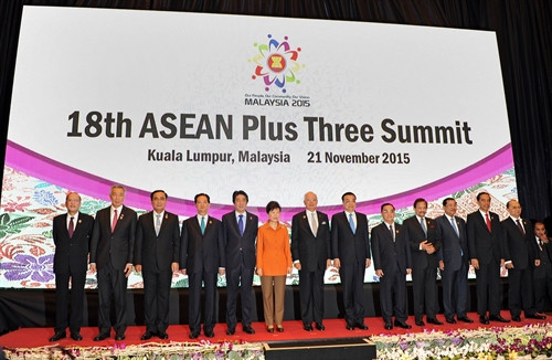 Thủ tướng Nguyễn Tấn Dũng (thứ 4 từ trái sang), Thủ tướng Trung Quốc Lý Khắc Cường, Thủ tướng Nhật Bản Shinzo Abe, Tổng thống Hàn Quốc Park Geun-Hye và lãnh đạo các nước thành viên ASEAN chụp ảnh chung tại hội nghị tổ chức tại Malaysia tháng 11/2015. AFP/ TTXVN Thủ tướng Nguyễn Tấn Dũng (thứ 4 từ trái sang), Thủ tướng Trung Quốc Lý Khắc Cường, Thủ tướng Nhật Bản Shinzo Abe, Tổng thống Hàn Quốc Park Geun-Hye và lãnh đạo các nước thành viên ASEAN chụp ảnh chung tại hội nghị tổ chức tại Malaysia tháng 11/2015. AFP/ TTXVN