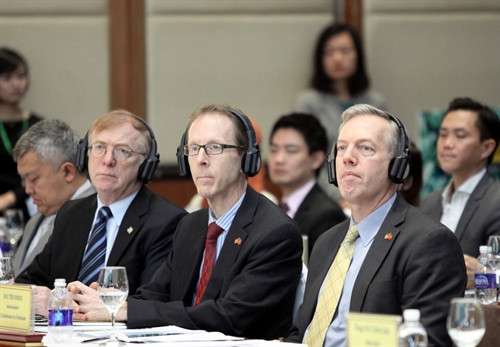 Đại sứ Hoa Kỳ tại Việt Nam Ted Osius (bên phải) và các đại biểu tham dự buổi lễ. Ảnh: Tuấn Anh – TTXVN Đại sứ Hoa Kỳ tại Việt Nam Ted Osius (bên phải) và các đại biểu tham dự buổi lễ. Ảnh: Tuấn Anh – TTXVN