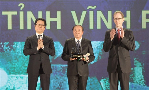 Trao kỷ niệm chương cho các tỉnh có PCI xuất sắc năm 2015. Ảnh: Tuấn Anh – TTXVN Trao kỷ niệm chương cho các tỉnh có PCI xuất sắc năm 2015. Ảnh: Tuấn Anh – TTXVN