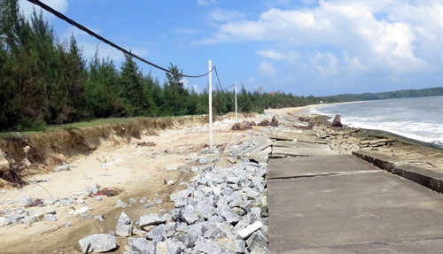 Sóng biển làm vỡ bờ kè bê tông ở thôn Tân Lập, xã Tam Hải. Ảnh: Đỗ Trưởng - TTXVN Sóng biển làm vỡ bờ kè bê tông ở thôn Tân Lập, xã Tam Hải. Ảnh: Đỗ Trưởng - TTXVN