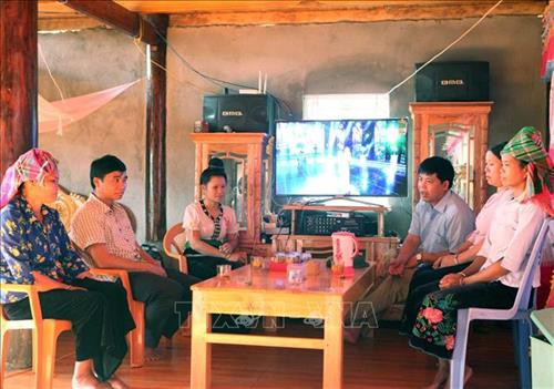 Cán bộ xã cùng trưởng bản Pá Kim, xã Trung Đồng, huyện Tân Uyên vận động người dân chung tay bảo vệ rừng, không đốt nương bừa bãi gây cháy rừng trong thời tiên hanh khô. Ảnh: Quý Trung – TTXVN Cán bộ xã cùng trưởng bản Pá Kim, xã Trung Đồng, huyện Tân Uyên vận động người dân chung tay bảo vệ rừng, không đốt nương bừa bãi gây cháy rừng trong thời tiên hanh khô. Ảnh: Quý Trung – TTXVN