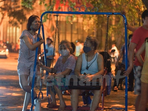 Nhiều gia đình chỉ kịp tháo chạy ra ngoài để lại đồ đạc khi nghe thấy chuông báo cháy. (Ảnh: PV/Vietnam+)