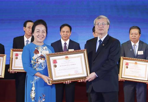 Ủy viên Bộ Chính trị, Thường trực Ban Bí thư Trần Quốc Vượng trao tặng Huân chương Lao động hạng Ba cho tỉnh Kiên Giang. Ủy viên Bộ Chính trị, Bí thư Trung ương Đảng, Trưởng Ban Tuyên giáo Trung ương Võ Văn Thưởng trao tặng Huân chương Lao động hạng Ba của Chủ tịch nước cho huyện Kim Bảng, tỉnh Hà Nam. Phó Chủ tịch nước Đặng Thị Ngọc Thịnh trao tặng Huân chương Lao động hạng Ba của Chủ tịch nước cho thành phố Hoà Bình, tỉnh Hoà Bình.