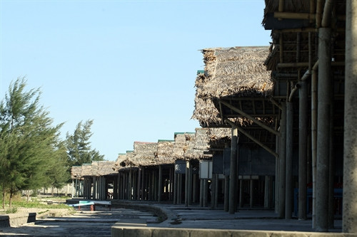 Nhiều nhà hàng phải đóng cửa do vắng khách. Nhiều nhà hàng phải đóng cửa do vắng khách.