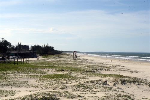 Cửa Việt - Một trong những bãi tắm đẹp của miền Trung nay trở nên hoang vắng. Cửa Việt - Một trong những bãi tắm đẹp của miền Trung nay trở nên hoang vắng.