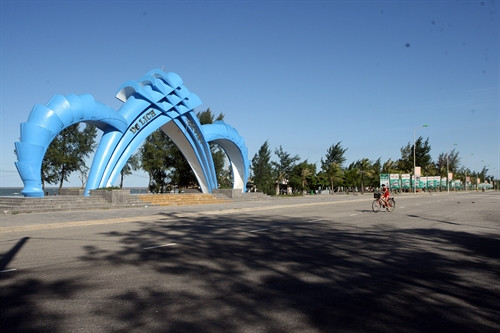 Bãi biển Cửa Việt hứng chịu "Cơn bão ô nhiễm tràn qua". Bãi biển Cửa Việt hứng chịu "Cơn bão ô nhiễm tràn qua".