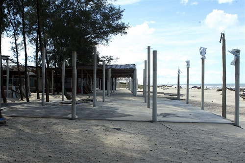 Một loạt các nhà hàng ven biển bị hư hại do ảnh hưởng của cơn bão số 4 vẫn giữ nguyên hiện trạng do không có khách. Một loạt các nhà hàng ven biển bị hư hại do ảnh hưởng của cơn bão số 4 vẫn giữ nguyên hiện trạng do không có khách.