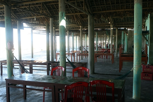 Các nhà hàng trống trơn tại khu du lịch Cửa Việt, tỉnh Quảng Trị. Các nhà hàng trống trơn tại khu du lịch Cửa Việt, tỉnh Quảng Trị.