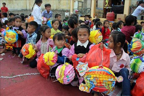 Nhiều phần quà được tặng cho trẻ em đón Tết Trung thu. Ảnh: Diệp Anh - TTXVN Nhiều phần quà được tặng cho trẻ em đón Tết Trung thu. Ảnh: Diệp Anh - TTXVN