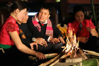 Chàng trai cô gái Thái tìm hiểu nhau trên sàn Hạn Khuống. Ảnh: yenbai.gov.vn Chàng trai cô gái Thái tìm hiểu nhau trên sàn Hạn Khuống. Ảnh: yenbai.gov.vn