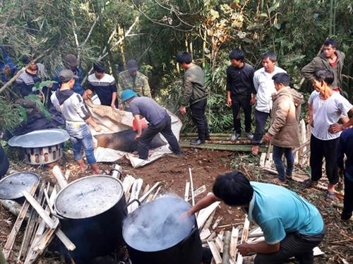 Buổi tối hôm trước khi diễn ra lễ tảo mộ, những người trong gia đình và bà con trong thôn đến giúp chủ nhà gấp giấy tiền vàng thành chim hạc, hoa, đồ vật để hôm sau làm lễ. Lễ tảo mộ có sự tham gia của đại diện các gia đình trong thôn. Mọi người giúp nhau mang đồ đạc lên rừng nơi có phần mộ của người đã mất. Thịt lợn, thịt gà và các món ăn được chế biến ngay tại rừng để dâng cúng người đã mất. Mọi người trong gia đình và dân làng cùng nhau sửa sang lại phần mộ thật chu đáo. Trước đó mấy hôm, gia chủ đã xây “nhà mới” cho người đã mất. Những người phụ nữ Hà Nhì cũng xúc đất đắp lên mộ để làm lý. Sau khi các gia đình đặt lễ vật lên mộ thì chủ nhà thực hiện nghi lễ cúng tại bàn thờ thần rừng Gạ Ma Do. Sau lễ cúng, những người già ăn cơm tại mâm trước mộ. Một phong tục độc đáo là phụ nữ trong gia đình sẽ mang kẹo và nước ngọt đến chia cho tất cả những người tham gia lễ tảo mộ, còn đàn ông thì đi mời rượu các mâm. Nghi lễ tảo mộ thể hiện tình cảm sâu sắc của người Hà Nhì dành cho người đã mất, đồng thời là nét đẹp văn hóa mang tính cộng đồng cao, được lưu giữ qua nhiều thế hệ. Buổi tối hôm trước khi diễn ra lễ tảo mộ, những người trong gia đình và bà con trong thôn đến giúp chủ nhà gấp giấy tiền vàng thành chim hạc, hoa, đồ vật để hôm sau làm lễ. Lễ tảo mộ có sự tham gia của đại diện các gia đình trong thôn. Mọi người giúp nhau mang đồ đạc lên rừng nơi có phần mộ của người đã mất. Thịt lợn, thịt gà và các món ăn được chế biến ngay tại rừng để dâng cúng người đã mất. Mọi người trong gia đình và dân làng cùng nhau sửa sang lại phần mộ thật chu đáo. Trước đó mấy hôm, gia chủ đã xây “nhà mới” cho người đã mất. Những người phụ nữ Hà Nhì cũng xúc đất đắp lên mộ để làm lý. Sau khi các gia đình đặt lễ vật lên mộ thì chủ nhà thực hiện nghi lễ cúng tại bàn thờ thần rừng Gạ Ma Do. Sau lễ cúng, những người già ăn cơm tại mâm trước mộ. Một phong tục độc đáo là phụ nữ trong gia đình sẽ mang kẹo và nước ngọt đến chia cho tất cả những người tham gia lễ tảo mộ, còn đàn ông thì đi mời rượu các mâm. Nghi lễ tảo mộ thể hiện tình cảm sâu sắc của người Hà Nhì dành cho người đã mất, đồng thời là nét đẹp văn hóa mang tính cộng đồng cao, được lưu giữ qua nhiều thế hệ.