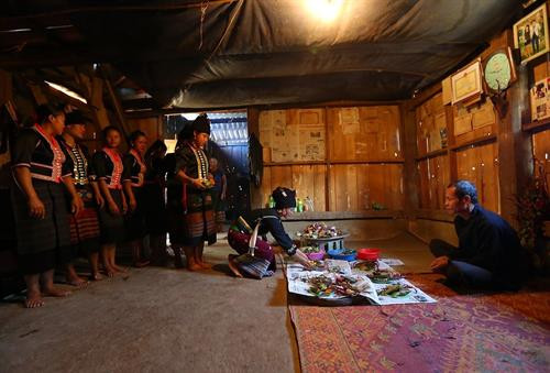 Các gia đình dâng lễ vật cúng chung tại nhà thầy cúng. Ảnh: Phan Tuấn Anh - TTXVN Các gia đình dâng lễ vật cúng chung tại nhà thầy cúng. Ảnh: Phan Tuấn Anh - TTXVN