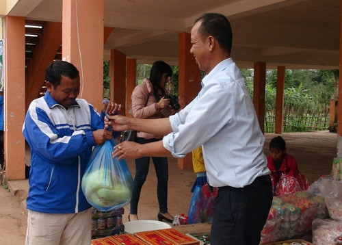 Bán hàng bình ổn giá cho người dân xã A Túc, huyện Hướng Hóa. Ảnh: Thanh Thủy-TTXVN