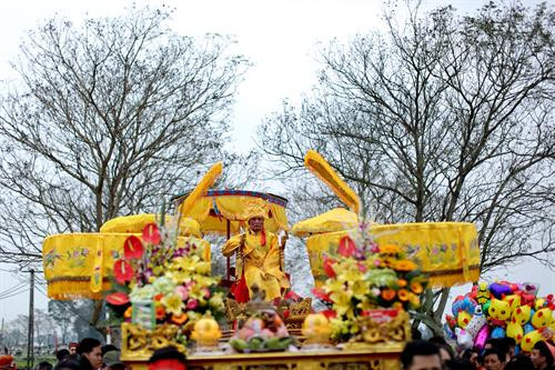 Vua sống được rước trang trọng trong lễ hội. Ảnh: Hữu Hải