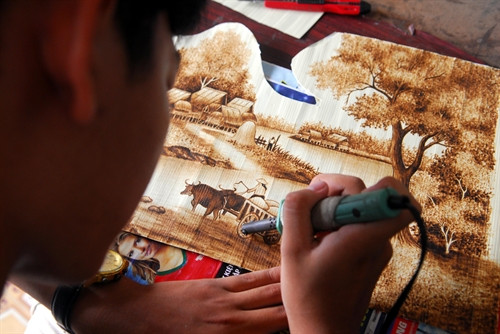 Vẽ tranh trên lá thốt nốt đòi hỏi ngươi thợ phải kiên trì và sáng tạo