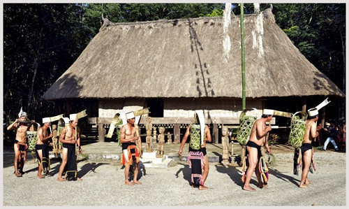 Nhà Rông của người Giẻ - Triêng. Ảnh: Thanh Hà - TTXVN Nhà Rông của người Rơ Măm. Ảnh: Thanh Hà - TTXVN Nhà Rông của người Giẻ - Triêng. Ảnh: Thanh Hà - TTXVN Nhà Rông của người Brâu. Ảnh: Thanh Hà - TTXVN Nhà Rông của người Brâu. Ảnh: Thanh Hà - TTXVN Nhà Rông của người Gia Rai. Ảnh: Thanh Hà - TTXVN Nhà Rông của người Giẻ - Triêng. Ảnh: Thanh Hà - TTXVN Nhà Rông của người Rơ Măm. Ảnh: Thanh Hà - TTXVN Nhà Rông của người Giẻ - Triêng. Ảnh: Thanh Hà - TTXVN Nhà Rông của người Brâu. Ảnh: Thanh Hà - TTXVN Nhà Rông của người Brâu. Ảnh: Thanh Hà - TTXVN Nhà Rông của người Gia Rai. Ảnh: Thanh Hà - TTXVN