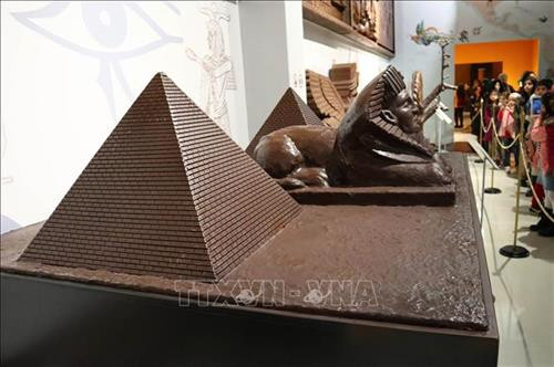 Tác phẩm điêu khắc từ sô cô la được trưng bày tại Bảo tàng sô cô la ở Istanbul, Thổ Nhĩ Kỳ, ngày 30/12/2019. Ảnh: THX/ TTXVN Các bức tượng sô cô la được trưng bày tại Bảo tàng sô cô la ở Istanbul, Thổ Nhĩ Kỳ, ngày 30/12/2019. Ảnh: THX/ TTXVN Du khách tham quan Bảo tàng sô cô la ở Istanbul, Thổ Nhĩ Kỳ, ngày 30/12/2019. Ảnh: THX/ TTXVN Tác phẩm điêu khắc từ sô cô la được trưng bày tại Bảo tàng sô cô la ở Istanbul, Thổ Nhĩ Kỳ, ngày 30/12/2019. Ảnh: THX/ TTXVN Tác phẩm điêu khắc từ sô cô la được trưng bày tại Bảo tàng sô cô la ở Istanbul, Thổ Nhĩ Kỳ, ngày 30/12/2019. Ảnh: THX/ TTXVN Tác phẩm điêu khắc từ sô cô la được trưng bày tại Bảo tàng sô cô la ở Istanbul, Thổ Nhĩ Kỳ, ngày 30/12/2019. Ảnh: THX/ TTXVN Du khách tham quan Bảo tàng sô cô la ở Istanbul, Thổ Nhĩ Kỳ, ngày 30/12/2019. Ảnh: THX/ TTXVN