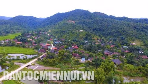 Bà con dân tộc Mông ở xã vùng cao Sa Dung, huyện Điện Biên Đông phát triển kinh tế gia đình từ việc nhận hỗ trợ giống vật nuôi. Ảnh: Xuân Tư Từ bò giống được hỗ trợ kinh phí theo Chương trình 135, nhiều hộ đồng bào dân tộc đã nhân đàn lên 2 - 3 con. Ảnh: Xuân Tư Nhiều bản làng khang trang hơn nhờ thực hiện tốt các chương trình, dự án xóa đói giảm nghèo. Ảnh: Xuân Tư